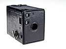 Kodak Brownie zpoátku pipomínal krabiku na aj potaenou kí s malým...