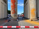 Klimatití aktivisté barvou poniili v Berlín vech est sloup Braniborské...