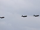 Trojice amerických letoun F-35A pistála na letiti v Ostrav Monov. Jsou...