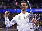 Srbský tenista Novak Djokovi s trofejí pro vítze US Open.