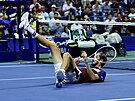 Tenista Daniil Medvedv padá ve finále US Open.