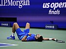 Novak Djokovi odpoívá po jedné z dlouhých výmn ve finále US Open.