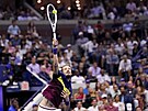 Daniil Medvedv servíruje ve finále US Open.