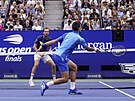Novak Djokovi a Daniil Medvedv zápolí u sít bhem finále US Open.