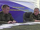 Ruský ministr obrany Sergej ojgu a generál Andrej Mordviev na neznámém míst...