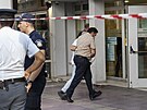 Policie pivádí k soudu v Aténách mue obvinného v souvislosti s pípadem...