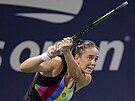 Tereza Valentová hraje bekhend ve finále dvouhry juniorek na US Open.