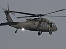 Vrtulník Black Hawk pi nácviku vystoupení na Dnech NATO v Ostrav. Stejný typ...