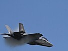 F-35 Lightning II pi dynamické ukázce. Letoun umouje pilotm prvky vysoké...