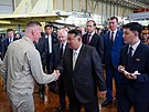 Severokorejský vdce Kim ong-un navtvuje továrnu na výrobu letadel ve mst...