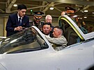 Severokorejský vdce Kim ong-un pi exkurzi v továrn na výrobu letadel ve...