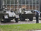 Transport�ry p�ed muzeem p�ipom�naj� n�v�t�vn�k�m vojenskou techniku.