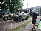 Transport�ry p�ed muzeem p�ipom�naj� n�v�t�vn�k�m vojenskou techniku.
