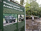 Transport�ry p�ed muzeem p�ipom�naj� n�v�t�vn�k�m vojenskou techniku.