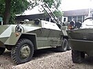 Obrn�n� transport�ry p�ed muzeem p�ipomenou vojenskou techniku