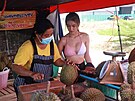 Sliná thajská prodejkyn durianu v rových bikinách se stala internetovou...