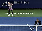 Barbora Krejíková (vzadu) returnuje ve finále tyhry v San Diegu, u sít...