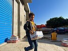 Rozdávání humanitární pomoci v libyjském mst Darná, které smetly niivé...