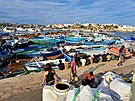 Benci ze severní Afriky dorazili na Lampedusu a ekají na pevoz jinam. Na...