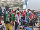 Benci ze severní Afriky dorazili na Lampedusu a ekají na pevoz jinam. Na...