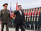 Severokorejský vdce Kim ong-un a ruský ministr obrany Sergej ojgu si...
