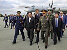 Severokorejský vdce Kim ong-un (uprosted) a ruský ministr obrany Sergej...
