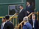 Severokorejský vdce Kim ong-un vystupuje z vlaku bhem uvítací ceremonie po...