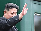 Severokorejský vdce Kim ong-un mává pi nástupu do vlaku na elezniní...