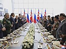 Ruský prezident Vladimir Putin si pipíjí s vdcem Severní Koreje Kim...
