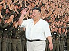 Severokorejský vdce Kim ong-un na vojenské pehlídce ku píleitosti 75....
