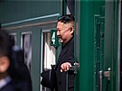 Severokorejský vdce Kim ong-un po nástupu do vlaku, kterým jel v roce 2019 do...