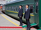 Bodyguardi ekají na nástup severokorejského vdce Kim ong-una do vlaku,...