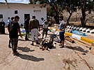 Lidé stojí kolem obtí záplav po boui Daniel v Libyi ve mst Darná. (12. záí...