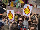V nizozemském Haagu protestovali klimatití aktivisté. Nkteí z nich drí...