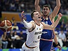N�mecký reprezentant Andreas Obst (vlevo) ztrácí kontrolu nad mí�em b�hem...