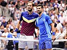 Ruský tenista Daniil Medvedv a Novak Djokovi ze Srbska ped finálovým zápasem...