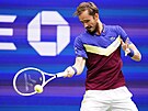 Daniil Medvedv v akci bhem finále US Open, ve kterém vyzval Novaka Djokovie.