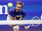 Daniil Medvedv podává na Novaka Djokovie ve finále US Open.