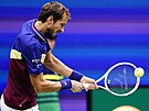 Bekhend Daniila Medvedva ve finále US Open proti Novaku Djokoviovi.