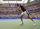 Bekhend ruského tenisty Daniila Medvedva ve finále US Open proti Novaku...