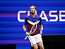 Daniil Medvedv v akci bhem finále US Open proti Novaku Djokoviovi.