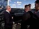 Zvdavý Kim si vyzkouel obrnnou limuzínu prezidenta Putina.
