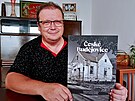 Milan Binder dr�� svou novou knihu o Bud�jovic�ch.