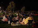 Rodiny s dtmi v noci pespávaly v parku. (10. záí 2023)