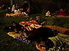 Rodiny s dtmi v noci pespávaly v parku. (10. záí 2023)