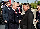 Vladimir Putin si podává ruku se severokorejským lídrem Kim ong-unem pi jeho...