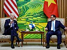 Americký prezident Joe Biden s vietnamským premiérem Pham Minh Chinhem (11....