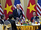 Americký prezident Joe Biden s vietnamským premiérem Pham Minh Chinhem a...