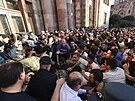 U sídla vlády v Jerevanu vypukly potyky mezi policií a a demonstranty, kteí...