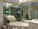 Koupelna s rohovou vanou má denní svtlo díky stropnímu svtlíku.